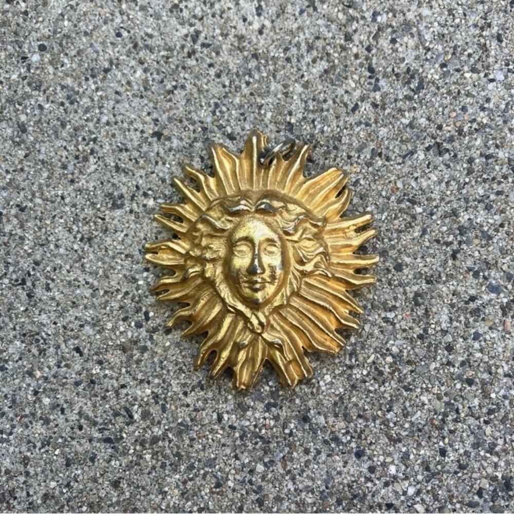 Heavy Gold Tone Vintage Tarnished Medallion - Picture 2 of 4